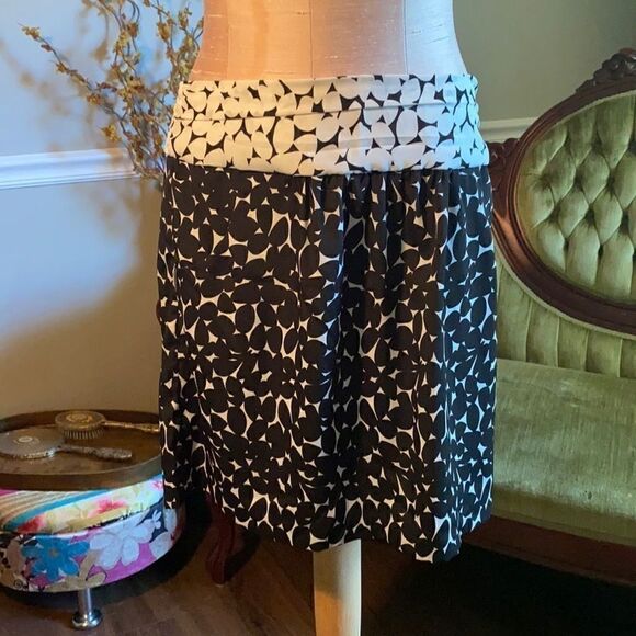 New York & Co., black & white printed skirt with pockets. Women’s M. - Picture 2 of 5